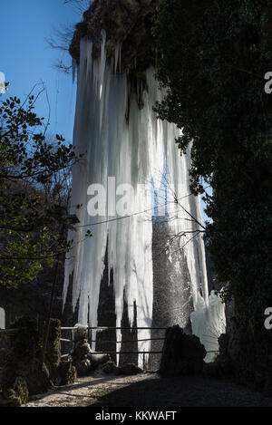 Cascade de glace rétroéclairage. merveilles de la nature. L'hiver dans le nord de l'attraction naturelle de l'Italie. La région est connue sous le nom de "grottes" valganna Banque D'Images