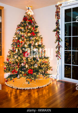 Decorated Christmas Tree in modern living room Banque D'Images