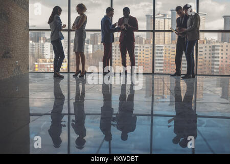 Silhouettes de gens d'affaires dans la salle de conférence Banque D'Images