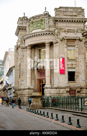 Quito, Équateur, 28 novembre, 2017 : des personnes non identifiées, marche à centre historique de la vieille ville, près de la banque centrale d'ecudador à Quito, au nord de l'équateur dans les montagnes des Andes, Quito est la deuxième capitale la plus haute ville du monde Banque D'Images