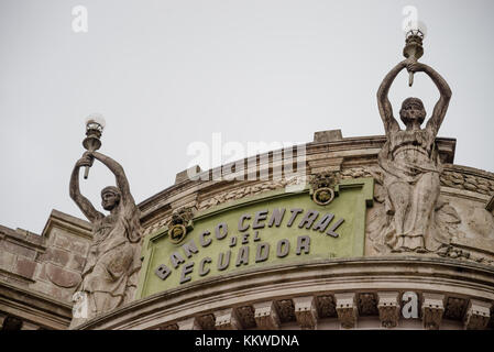 Quito, Équateur, 28 novembre, 2017 : Belle piscine vue sur le toit et quelques statues de pierres dans la banque centrale de l'ecudador à Quito, au nord de l'équateur dans les Andes Banque D'Images