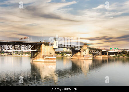 Vue sur le pont de Burnside, la rivière Willamette à Portland. Banque D'Images