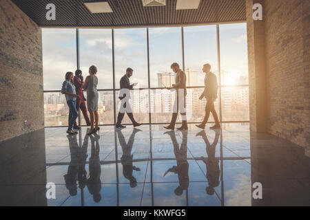 Silhouettes de gens d'affaires dans la salle de conférence Banque D'Images