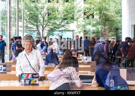 Portland, Oregon, USA - Septembre 9th, 2017 : voir à travers la vitrine d'un apple store situé au centre-ville de Portland Banque D'Images