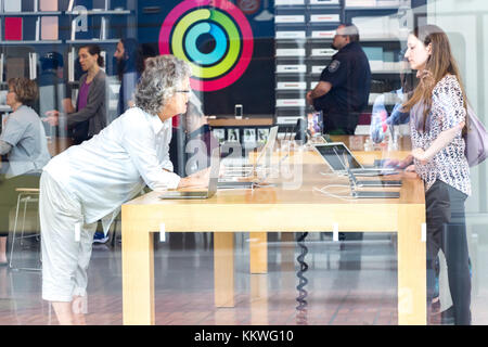 Portland, Oregon, USA - Septembre 9th, 2017 : avis de deux clients par la vitrine d'un apple store situé au centre-ville de port Banque D'Images