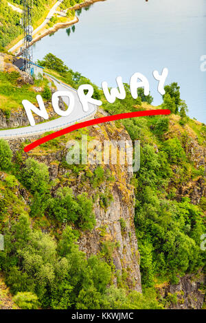 Route qui serpente à travers les montagnes de Norvège. beau paysage. Voyages et tourisme. Banque D'Images