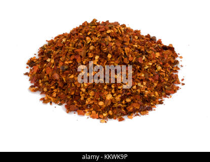 Morceaux de piment séché poivre concasse rouge isolé sur fond blanc Banque D'Images