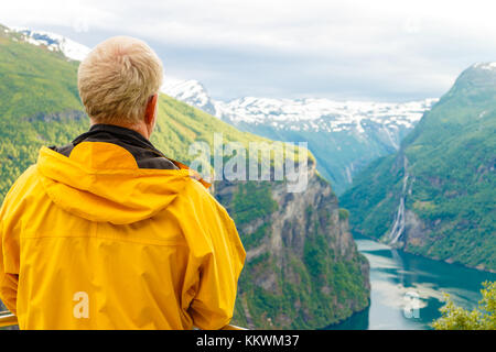 Locations de tourisme et voyage. Bénéficiant d'hommes belle vue sur vue magique de Flydalsjuvet Geirangerfjorden Norvège, Scandinavie. Banque D'Images