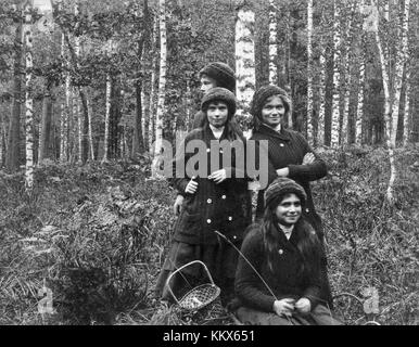 L'OTMA fait référence aux quatre filles du tsar Nicolas II de Russie, et cette image les montre se livrant à la cueillette des champignons, une activité de loisir dans leurs premières années. Les filles de Tsarâ€™ étaient connues pour leur innocence et leurs plaisirs simples. Banque D'Images