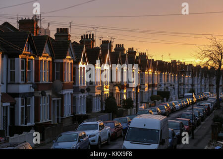 Westcliff-on-Sea, Royaume-Uni. 2 Décembre, 2017. Le soleil se lève sur une rue froide à Westcliff on Sea. Credit : Penelope Barritt/Alamy Live News Banque D'Images