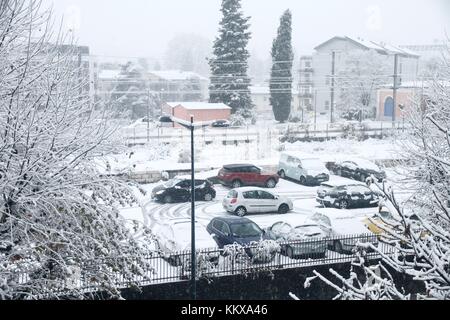 Grenoble, France. 06Th dec 2017. vague de froid sur la france avec des températures négatives et de la neige en particulier dans une gare de la sncf et sur la voie ferrée des trains, ter et tgv grenoble, Isère., auvergne rhone alpes. Grenoble, France - 12/01/2017 Credit : thibaut/Alamy live news Banque D'Images