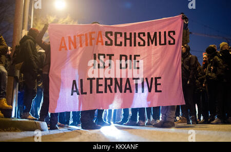 Hanovre, Allemagne. 02 décembre 2017. Les manifestants tiennent dans leurs mains une banderole qui dit « L'antifa-shisme est l'alternative » lors d'une manifestation contre le parti d'extrême droite Alternative pour l'Allemagne (AFD), qui organise son congrès au HCC Hanover Congress Centre à Hanovre, Allemagne, le 2 décembre 2017. Crédit : Hauke-Christian Dittrich/dpa/Alamy Live News Banque D'Images