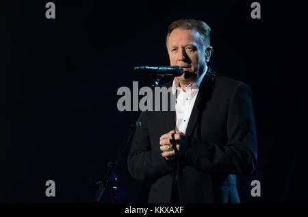 Hambourg, Allemagne. 1er décembre 2017. Le musicien britannique John Miles se produit sur scène lors de la « nuit des Proms » au Barclaycard Arena à Hambourg, en Allemagne, le 1er décembre 2017. Crédit : Daniel Reinhardt/dpa/Alamy Live News Banque D'Images