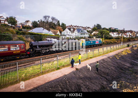 Rêves de vapeur exploité d'un bain à vapeur trains remorqués de Southend est tiré par LMS Stanier cinq 45212 noir avec une classe diesel vintage 47 nommé 'Comté de Essex' comme sauvegarde de sécurité. De personnes se sont réunies à Chalkwell plage sur l'estuaire de la Tamise Banque D'Images