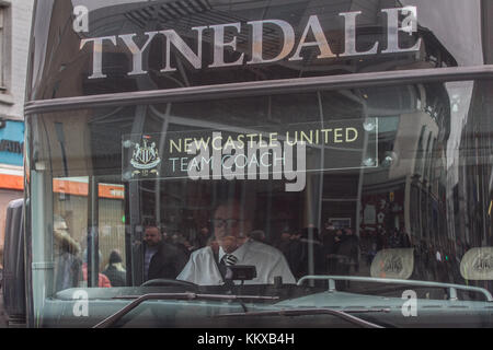 Londres, Royaume-Uni. 2 décembre, 2017. un entraîneur de l'équipe de Newcastle United bus à Stamford Bridge pour le 12h30 le coup d'entre Chelsea et newcastle crédit : amer ghazzal/Alamy live news Banque D'Images