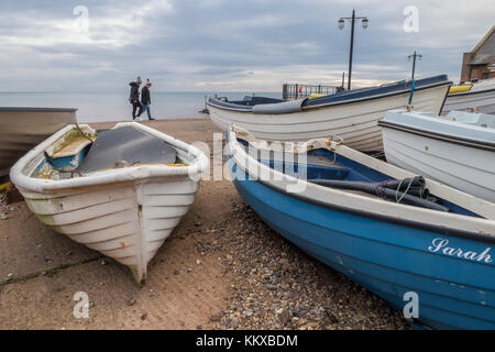 La ville de Sidmouth, Devon. 2 Décembre, 2017. Météo britannique. Les gens dehors et environ sur le front de mer de Port Royal en Sidmouth avec la météo maintenant plus nuageux mais les températures plus chaudes.dans le sud ouest a augmenté jusqu'à deux chiffres. Credit Photo : Alamy/Central Live News Banque D'Images