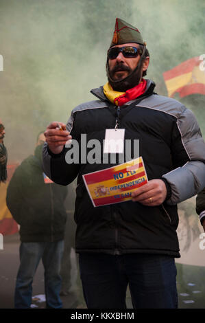 Barcelone, Espagne. 2 décembre 2017. Le groupe de jeunes espagnols de démocratie nationale d'extrême-droite a convoqué un rassemblement au siège DE LA COUPE le même jour qu'une réunion du dôme a été tenue pour définir la stratégie du parti avant les prochaines élections le 21 décembre. Les membres DE LA CUP ont demandé au Conseil électoral de la région de Barcelone (JEZ) et à la Cour supérieure de justice de Catalogne (TSJC) de désavouer cette manifestation aux portes de son siège. Crédit : Charlie Perez/Alay Live News Banque D'Images