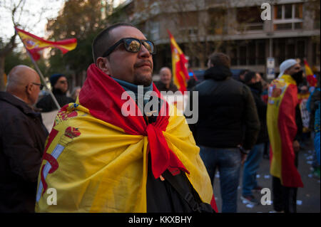 Barcelone, Espagne. 2 décembre 2017. Le groupe de jeunes espagnols de démocratie nationale d'extrême-droite a convoqué un rassemblement au siège DE LA COUPE le même jour qu'une réunion du dôme a été tenue pour définir la stratégie du parti avant les prochaines élections le 21 décembre. Les membres DE LA CUP ont demandé au Conseil électoral de la région de Barcelone (JEZ) et à la Cour supérieure de justice de Catalogne (TSJC) de désavouer cette manifestation aux portes de son siège. Crédit : Charlie Perez/Alay Live News Banque D'Images