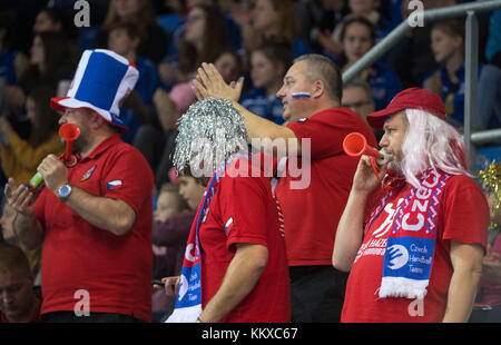 Bietigheim-Bissingen, Allemagne. 02e décembre 2017. Les fans de la République tchèque célèbrent lors de la première manche du Championnat du monde de handball féminin entre la République tchèque et l'Argentine dans l'arène EgeTrans à Bietigheim-Bissingen, Allemagne, le 02 décembre 2017. Credit: Marijan Murat/dpa/Alay Live News Banque D'Images