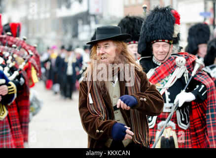 Rochester, au Royaume-Uni. 2 Décembre, 2017. Des centaines de personnes s'habiller en costume de Dickens et défilé dans la ville le premier jour du festival de Noël de Dickens Rochester annuel Crédit : PjrNews/Alamy Live News Banque D'Images