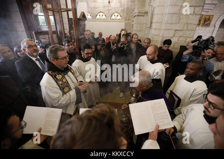 Bethléem, Cisjordanie, territoire palestinien. 2 décembre 2017. Gardien de la Terre Sainte le père Francesco Patton dirige une messe à l'Église de Nativité, dans la ville de Cisjordanie de Bethléem, le 2 décembre 2017 crédit: Wisam Hashlamoun/APA Images/ZUMA Wire/Alay Live News Banque D'Images