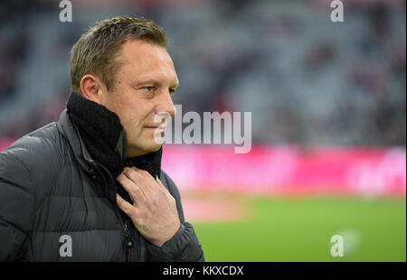 Munich, Allemagne. 02 décembre 2017. Andre Breitenreiter, entraîneur de Hanovre, traverse le terrain avant le match de football allemand de la Bundesliga entre le Bayern Munich et Hanovre 96 à l'Allianz Arena de Munich, Allemagne, le 2 décembre 2017. (CONDITIONS D'EMBARGO - ATTENTION : en raison des directives d'accréditation, le LDF n'autorise la publication et l'utilisation que de 15 photos par match sur Internet et dans les médias en ligne pendant le match.) Crédit : Andreas Gebert/dpa/Alamy Live News Banque D'Images