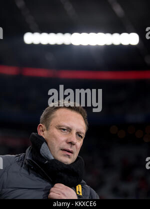 Munich, Allemagne. 02 décembre 2017. L'entraîneur de Hanovre, Andre Breitenreiter, arrive au stade avant le match de football allemand de la Bundesliga entre le Bayern Munich et Hanovre 96 à l'Allianz Arena de Munich, Allemagne, le 2 décembre 2017. (CONDITIONS D'EMBARGO - ATTENTION : en raison des directives d'accréditation, le LDF n'autorise la publication et l'utilisation que de 15 photos par match sur Internet et dans les médias en ligne pendant le match.) Crédit : Sven Hoppe/dpa/Alamy Live News Banque D'Images