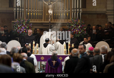 Bethléem, Cisjordanie, territoire palestinien. 2 décembre 2017. Gardien de la Terre Sainte le père Francesco Patton dirige une messe à l'Église de Nativité, dans la ville de Cisjordanie de Bethléem, le 2 décembre 2017 crédit: Wisam Hashlamoun/APA Images/ZUMA Wire/Alay Live News Banque D'Images
