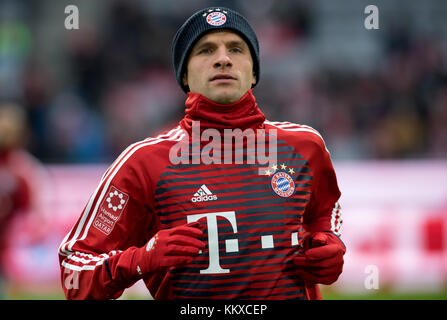 Munich, Allemagne. 02 décembre 2017. Thomas Mueller du Bayern se réchauffe avant le match de football allemand de la Bundesliga entre le Bayern Munich et Hanovre 96 à l'Allianz Arena de Munich, Allemagne, le 2 décembre 2017. (CONDITIONS D'EMBARGO - ATTENTION : en raison des directives d'accréditation, le LDF n'autorise la publication et l'utilisation que de 15 photos par match sur Internet et dans les médias en ligne pendant le match.) Crédit : Sven Hoppe/dpa/Alamy Live News Banque D'Images