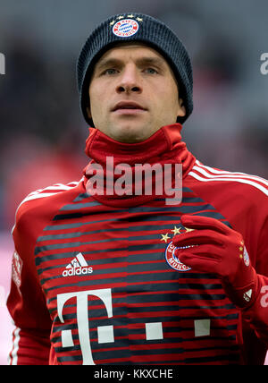 Munich, Allemagne. 02 décembre 2017. Thomas Mueller du Bayern se réchauffe avant le match de football allemand de la Bundesliga entre le Bayern Munich et Hanovre 96 à l'Allianz Arena de Munich, Allemagne, le 2 décembre 2017. (CONDITIONS D'EMBARGO - ATTENTION : en raison des directives d'accréditation, le LDF n'autorise la publication et l'utilisation que de 15 photos par match sur Internet et dans les médias en ligne pendant le match.) Crédit : Sven Hoppe/dpa/Alamy Live News Banque D'Images