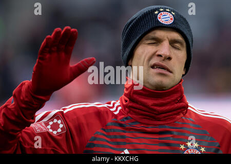 Munich, Allemagne. 02 décembre 2017. Thomas Mueller du Bayern se réchauffe avant le match de football allemand de la Bundesliga entre le Bayern Munich et Hanovre 96 à l'Allianz Arena de Munich, Allemagne, le 2 décembre 2017. (CONDITIONS D'EMBARGO - ATTENTION : en raison des directives d'accréditation, le LDF n'autorise la publication et l'utilisation que de 15 photos par match sur Internet et dans les médias en ligne pendant le match.) Crédit : Sven Hoppe/dpa/Alamy Live News Banque D'Images