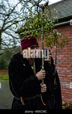 Tenbury wells, Royaume-Uni. 2 décembre, 2017. druides effectuer une cérémonie célébrant la journée nationale à l'burgage gui à tenbury Wells le 2 décembre 2017. approuvé d'abord par le parlement en 2005 a lieu la journée nationale du gui au 1er décembre (ou le samedi) plus proche chaque année. tenbury gui du festival a débuté en 2004, lorsque la traditionnelle vente aux enchères de gui, tenu dans la ville depuis plus de 100 ans, semblait menacée de fermeture. La population locale ont été déterminées de tenbury gui héritage continuera, et ainsi le festival est né. crédit : jim wood/Alamy live news Banque D'Images