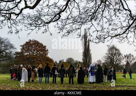 Tenbury wells, Royaume-Uni. 2 décembre, 2017. druides effectuer une cérémonie célébrant la journée nationale à l'burgage gui à tenbury Wells le 2 décembre 2017. approuvé d'abord par le parlement en 2005 a lieu la journée nationale du gui au 1er décembre (ou le samedi) plus proche chaque année. tenbury gui du festival a débuté en 2004, lorsque la traditionnelle vente aux enchères de gui, tenu dans la ville depuis plus de 100 ans, semblait menacée de fermeture. La population locale ont été déterminées de tenbury gui héritage continuera, et ainsi le festival est né. crédit : jim wood/Alamy live news Banque D'Images