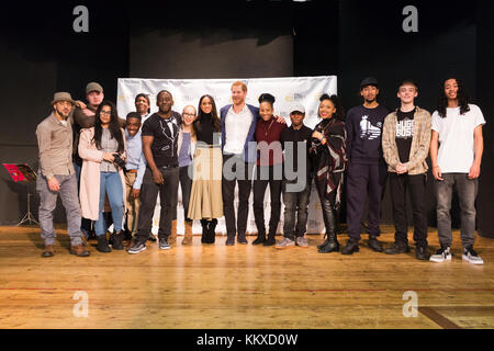 Nottingham, Royaume-Uni. 1er décembre 2017. Le prince Harry et sa fiancée actrice américaine meghan markle posent pour une photographie avec la distribution et l'équipe d'un opéra hip hop réalisée par des jeunes impliqués dans le plein effet à l'école académie de Nottingham, 1 décembre 2017 à Nottingham, Angleterre. crédit : Jamal sterrett/Alamy live news Banque D'Images