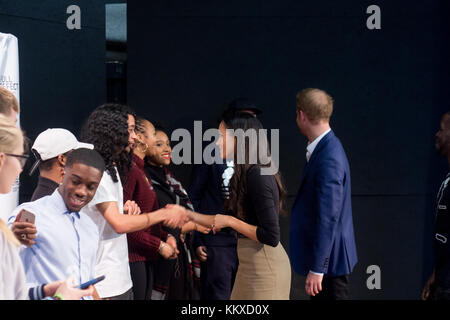 Nottingham, Royaume-Uni. 1er décembre 2017. Le prince Harry's fiancée actrice meghan markle nous serrer la main avec les acteurs et l'équipage d'un opéra hip hop réalisée par des jeunes impliqués dans le plein effet à l'école académie de Nottingham, 1 décembre 2017 à Nottingham, Angleterre. crédit : Jamal sterrett/Alamy live news Banque D'Images