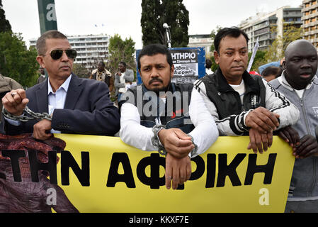 Athènes, Grèce. 2 décembre 2017. Des manifestants aux mains enchaînées se rassemblent contre la traite des esclaves en Afrique, à Athènes, en Grèce. Crédit : Nicolas Koutsokostas/Alamy Live News. Banque D'Images