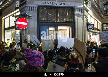 Londres, Royaume-Uni. 2 Décembre, 2017. Les militants des droits des animaux à l'extérieur du Canada Goose en protestation flagship store de Regent Street contre le piégeage cruel de coyotes sauvages utilisés dans le cadre de l'habillement. PETA affirment que les coyotes capturés peuvent souffrir pendant des jours, tout en faisant face à sang ou, choc, la déshydratation, les engelures, la gangrène et d'attaques par d'autres prédateurs et que les animaux encore en vie quand le trappeur renvoie sont alors étranglé, estampillé sur ou matraqué. Credit : Mark Kerrison/Alamy Live News Banque D'Images