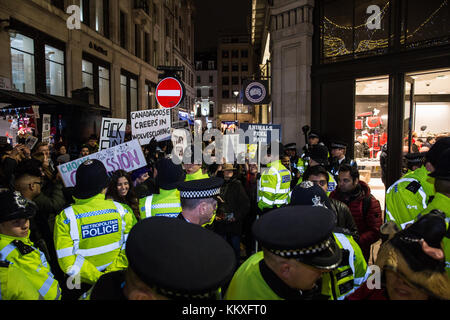 Londres, Royaume-Uni. 2 Décembre, 2017. Les militants des droits des animaux à l'extérieur du Canada Goose en protestation flagship store de Regent Street contre le piégeage cruel de coyotes sauvages utilisés dans le cadre de l'habillement. PETA affirment que les coyotes capturés peuvent souffrir pendant des jours, tout en faisant face à sang ou, choc, la déshydratation, les engelures, la gangrène et d'attaques par d'autres prédateurs et que les animaux encore en vie quand le trappeur renvoie sont alors étranglé, estampillé sur ou matraqué. Credit : Mark Kerrison/Alamy Live News Banque D'Images