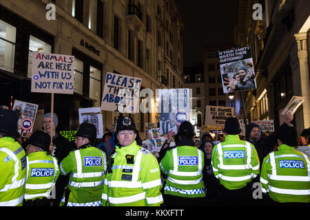 Londres, Royaume-Uni. 2 Décembre, 2017. Les militants des droits des animaux à l'extérieur du Canada Goose en protestation flagship store de Regent Street contre le piégeage cruel de coyotes sauvages utilisés dans le cadre de l'habillement. PETA affirment que les coyotes capturés peuvent souffrir pendant des jours, tout en faisant face à sang ou, choc, la déshydratation, les engelures, la gangrène et d'attaques par d'autres prédateurs et que les animaux encore en vie quand le trappeur renvoie sont alors étranglé, estampillé sur ou matraqué. Credit : Mark Kerrison/Alamy Live News Banque D'Images