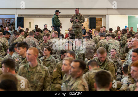 Fort Bragg, NC, USA. 1er décembre 2017. déc. 1, 2017 - Fort Bragg, n.c., USA - le maj. gen. Darrell Guthrie, debout à droite de l'armée américaine et des affaires civiles de la commande d'opérations psychologiques (Airborne), général commandant, un certain nombre d'appels pour un saut à l'emplacement de la rampe verte sur le pape army airfield, vendredi, devant le soleil se lève, en attendant de faire don de leurs jouets au 20e congrès randy oler opération memorial toy drop. l'opération aéroportée, hébergé par uscapoc (a), est la plus grande opération aéroportée combinée avec des parachutistes alliés neuf nations participant. l'événement annuel permet à paratr Banque D'Images