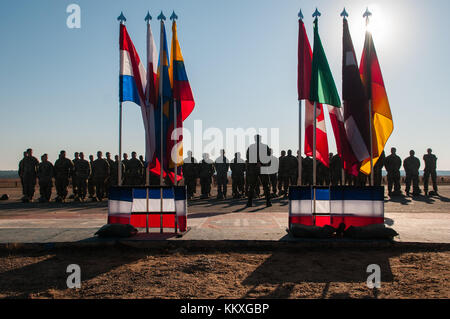 Fort Bragg, Caroline du Nord, États-Unis. 1er décembre 2017. Dec. 1, 2017 - FORT BRAGG, N.C., États-Unis - L'armée allemande Lt. Col. Tomas Tintor, au centre, se prépare à présenter les ailes de saut de sa nation aux parachutistes de l'armée américaine après avoir terminé avec succès un saut sur Sicily Drop zone, vendredi, à la 20ème opération annuelle Randy Oler Memorial Toy Drop. L'opération aéroportée, hébergée par le Commandement des affaires civiles et psychologiques de l'armée américaine (Airborne), est la plus grande opération aéroportée combinée au monde avec des parachutistes de neuf Nations alliées. L'événement annuel permet aux parachutistes l'opportunité Banque D'Images