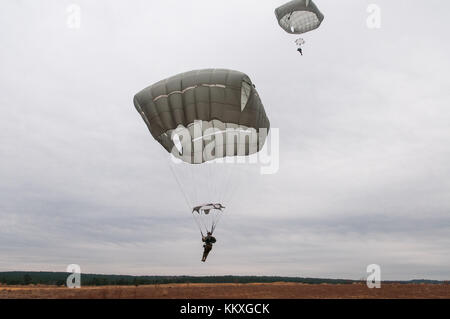 Fort Bragg, Caroline du Nord, États-Unis. 2 décembre 2017. Dec. 2, 2017 - FORT BRAGG, N.C., États-Unis - les parachutistes de l'armée américaine débarquent à Sicily Drop zone pour la 20e opération annuelle Randy Oler Memorial Toy Drop, organisée par le U.S. Army civil Affairs & Psychological Operations Command (Airborne). L'événement annuel, présenté comme la plus grande opération aéroportée combinée au monde avec des parachutistes de neuf Nations alliées, permet aux parachutistes d'aider les enfants des communautés entourant Fort Bragg à recevoir des jouets pour les vacances de Noël. Crédit : Timothy Hale/ZUMA Wire/Alamy Live News Banque D'Images