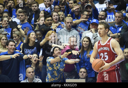 Durham, North Carolina, USA. 2 Décembre, 2017. Duc fans intimider TYLER HAGEDORN (25) du Dakota du Sud. Le Duke Blue Devils a accueilli le Dakota du Sud les coyotes au Cameron Indoor Stadium à Durham, N.C. Credit : Fabian Radulescu/ZUMA/Alamy Fil Live News Banque D'Images