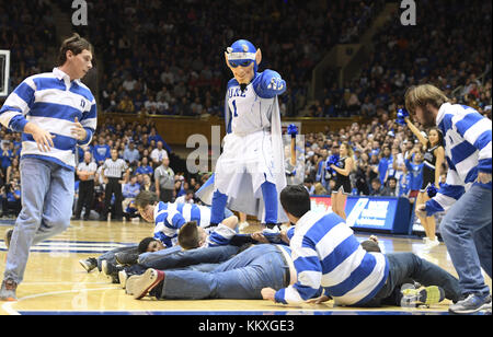 Durham, North Carolina, USA. 2 Décembre, 2017. Duke's mascot surfe sur le ''vague humaine'' lors d'une temporisation. Le Duke Blue Devils a accueilli le Dakota du Sud les coyotes au Cameron Indoor Stadium à Durham, N.C. Credit : Fabian Radulescu/ZUMA/Alamy Fil Live News Banque D'Images