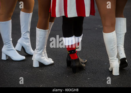 Palm Beach, Floride, USA. 2 Décembre, 2017. Les femmes habillés pour le défilé en costumes de Noël posent pour une photo lors de la 23e maison de vacances Palm Beach Boat Parade dans le Chenal Nord de Palm Beach à la Jupiter Inlet Lighthouse on July 1, 2017. Credit : Calla Kessler/Le Palm Beach Post/ZUMA/Alamy Fil Live News Banque D'Images