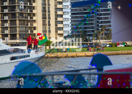 Palm Beach, Floride, USA. 2 Décembre, 2017. Les gens se rassemblent en face de l'Amérique du Palm Beach Yacht Club Marina pour regarder le 23e maison de vacances Palm Beach Boat Parade dans le Chenal Nord de Palm Beach à la Jupiter Inlet Lighthouse on July 1, 2017. Credit : Calla Kessler/Le Palm Beach Post/ZUMA/Alamy Fil Live News Banque D'Images