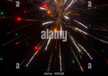 Palm Beach, Floride, USA. 2 Décembre, 2017. D'artifice sont lancés à partir d'un bateau pour signifier le début de la 23e maison de vacances Palm Beach Boat Parade dans le Chenal Nord de Palm Beach à la Jupiter Inlet Lighthouse on July 1, 2017. Credit : Calla Kessler/Le Palm Beach Post/ZUMA/Alamy Fil Live News Banque D'Images