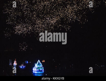 Jupiter, en Floride, USA. 2 Décembre, 2017. D'artifice et la parade de bateaux se déplace vers le nord le long de l'Intracoastal Waterway sont vus de l'Indiantown Road Bridge à Jupiter, en Floride, au cours de la maison de Palm Beach Boat Parade le samedi 2 octobre 2017. Credit : Andres Leiva/Le Palm Beach Post/ZUMA/Alamy Fil Live News Banque D'Images