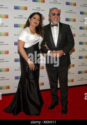 2 décembre 2017 - Washington, District of Columbia, États-Unis d'Amérique - Gloria Estefan et son mari Emilio arrivent au dîner officiel de l'artiste honorant les récipiendaires du 40e Prix annuel du Kennedy Center organisé par le secrétaire d'État des États-Unis Rex Tillerson au Département d'État américain à Washington, DC, le samedi 2 décembre 2017. Les lauréats de 2017 sont : la danseuse et chorégraphe américaine Carmen de Lavallade ; l'auteure-compositrice-interprète et actrice cubaine américaine Gloria Estefan ; l'artiste hip-hop américaine et icône du divertissement LL COOL J ; l'écrivain et producteur américain No Banque D'Images