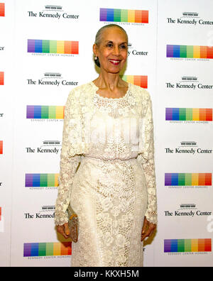 Washington DC, États-Unis. 2 décembre 2017. Carmen de LaVallade arrive pour Le Dîner officiel de l'artiste en l'honneur des lauréats du 40ème prix annuel du Kennedy Center offert par le Secrétaire d'État américain Rex Tillerson au Département d'État américain à Washington, DC le samedi 2 décembre 2017. Les lauréats de 2017 sont : la danseuse et chorégraphe américaine Carmen de Lavallade; la chanteuse et comédienne cubaine américaine Gloria Estefan; l'écrivain et producteur américain de télévision Norman Lear; et le musicien et producteur américain Lionel R Credit: MediaPunch Inc/Alay Live News Banque D'Images